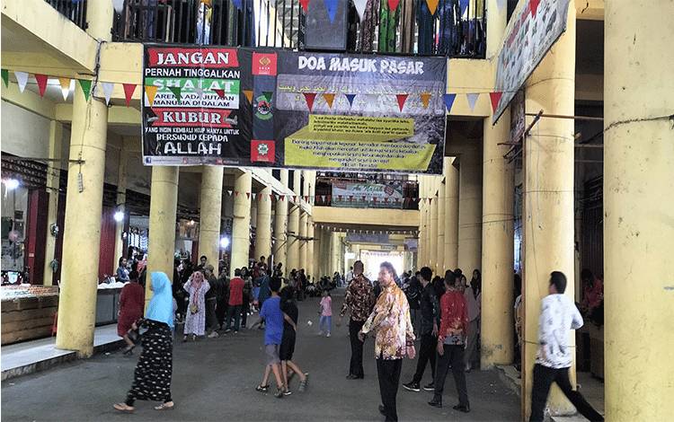 Warga di Plaza Beringin Buntok Antusias Tunggu Kedatangan Presiden Jokowi