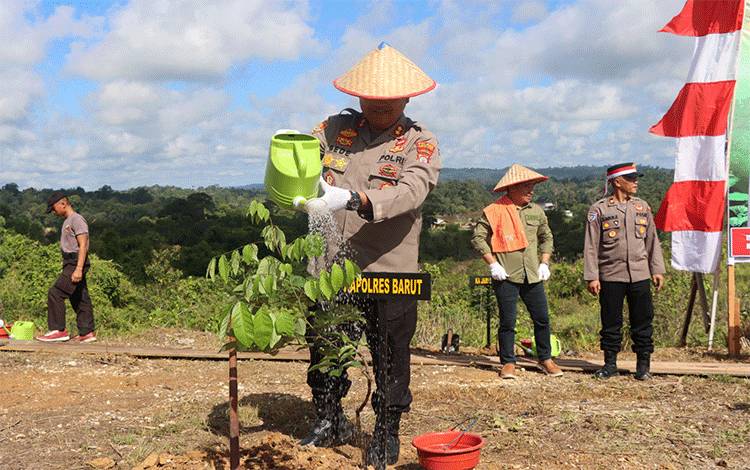 Peringati Hari Bhayangkara ke-78, Polres Barito Utara Tanam Pohon Bersama