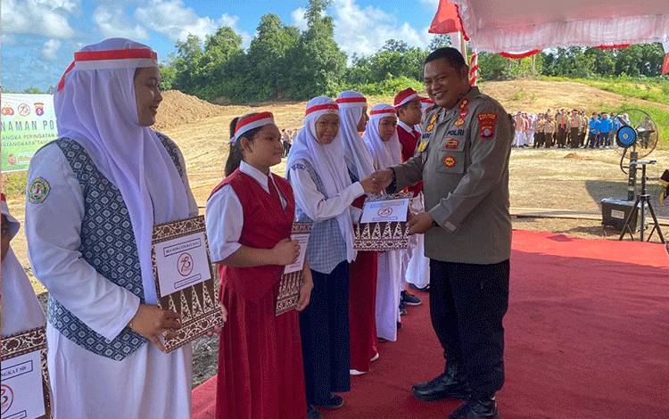 Sambut Hari Bhayangkara ke-78, Polres Barito Utara Berikan Beasiswa Pelajar Berprestasi