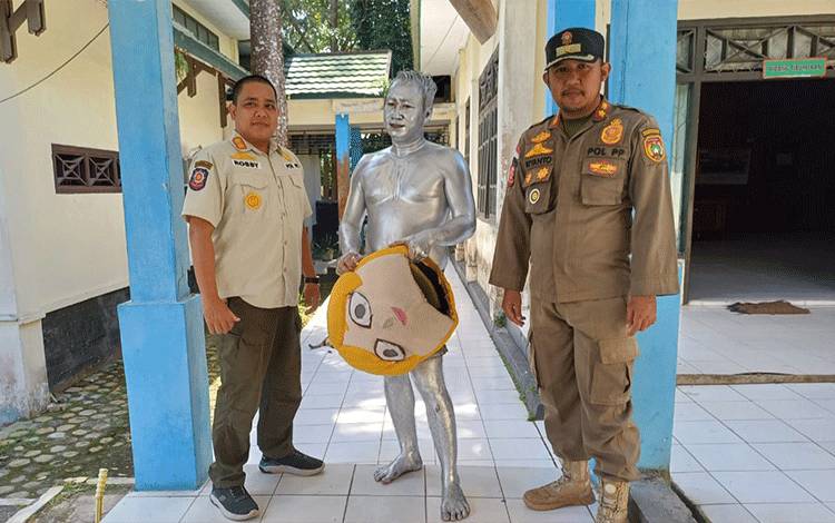 Satpol PP Kobar Tertibkan Badut dan Manusia Silver di Pangkalan Bun