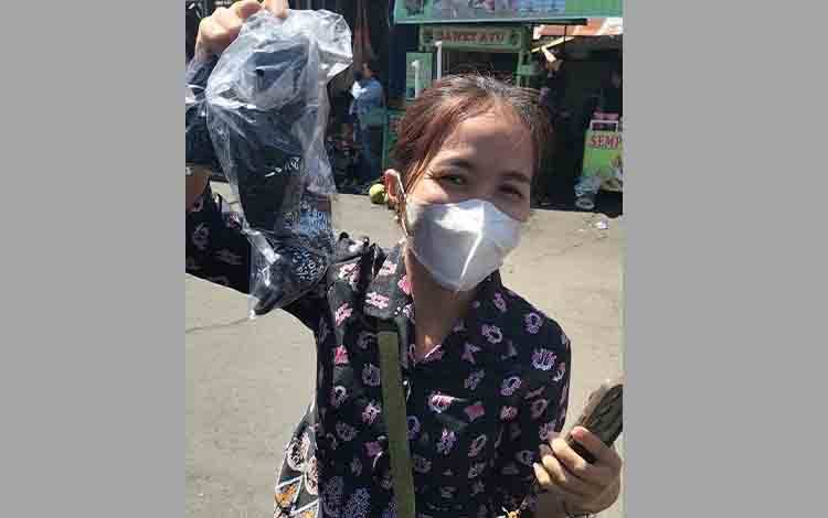 Begini Cerita Bahagia Wanita Cantik Asal Desa Sababilah Dapat Kaus dari Presiden