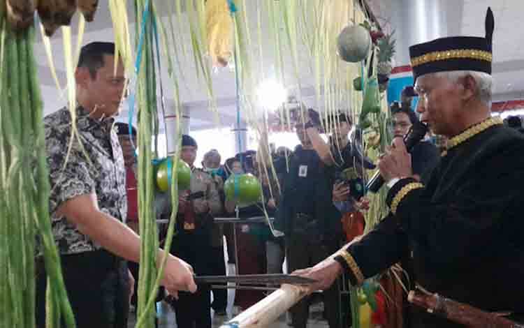 Prosesi Potong Pantan Sambut Kedatangan AHY di Palangka Raya