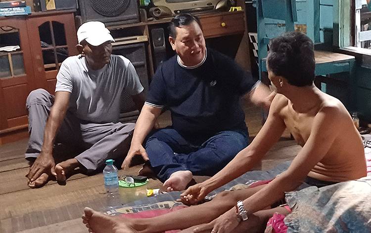 Bupati Kotim Jenguk Warga Sakit dan Beri Kursi Roda