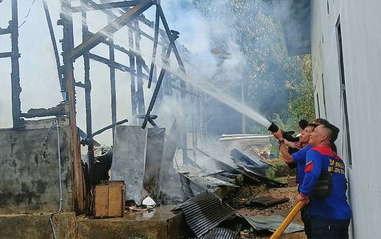 Barak di Kelurahan Tamiang Layang Ludes Terbakar Saat Ditinggal Penghuni