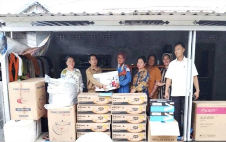 Pemkab Kobar Salurkan Bantuan Alat Bantu Pengolahan Ikan