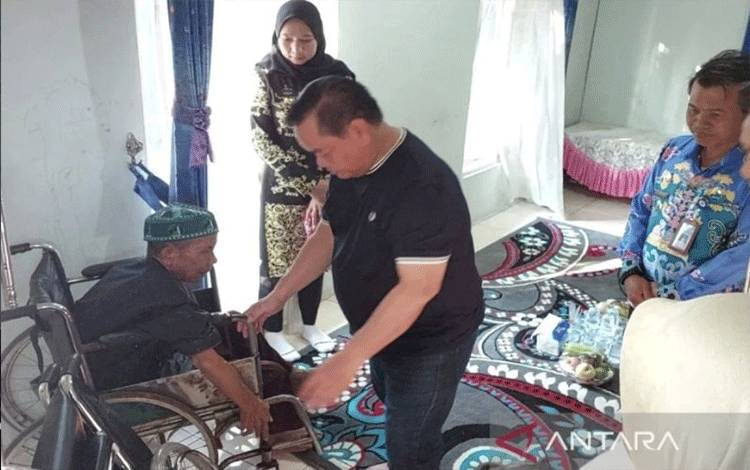 Bupati Kotim Konsisten Jalankan Program Bantuan Kursi Roda