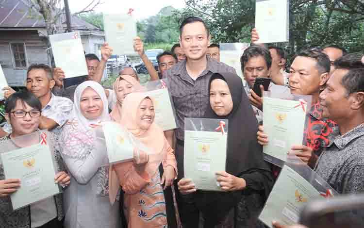 AHY Bagikan Sertifikat PTSL untuk Warga Katimpun