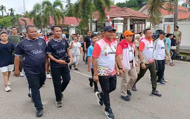 Ribuan Peserta Ikuti Jalan Sehat HUT Bhayangkara ke-78 Polres Barito Timur