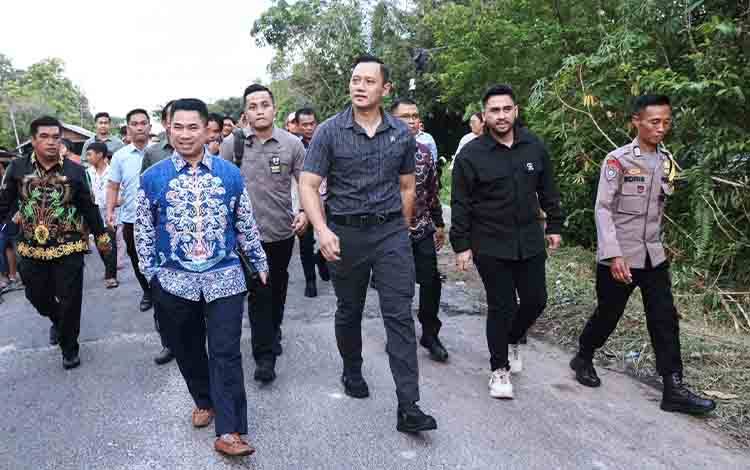 H Ismeth Dampingi Menteri ATR/BPN Serahkan Sertipikat Gratis untuk Masyarakat