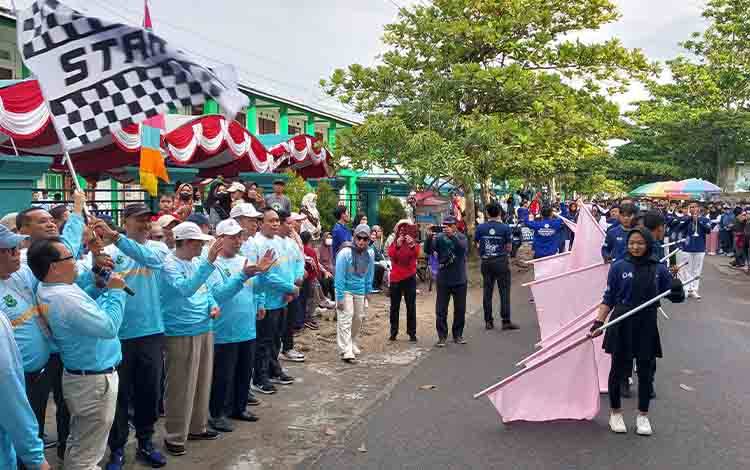 Jalan Sehat STAI Kuala Kapuas Bersama Pj Bupati Berlangsung Meriah
