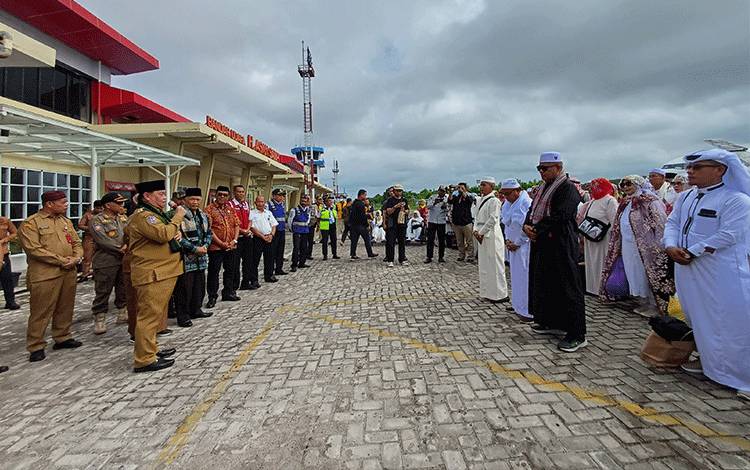 Bupati Berharap Jemaah Haji Kotim Jadi Panutan Masyarakat