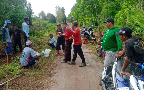 RW 5 Kelurahan Kalampangan Kerja Bakti Jaga Kebersihan Lingkungan