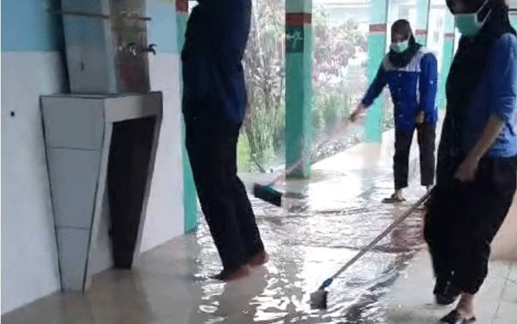 Hujan Deras, Selasar RSUD Sultan Imanuddin Kebanjiran