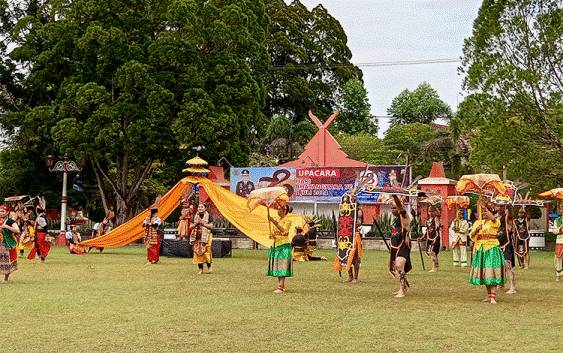 Tarian Kolosal Polres Kobar Kolaborasi Sanggar Tunas Anum Meriahkan Hari Bhayangkara ke-78