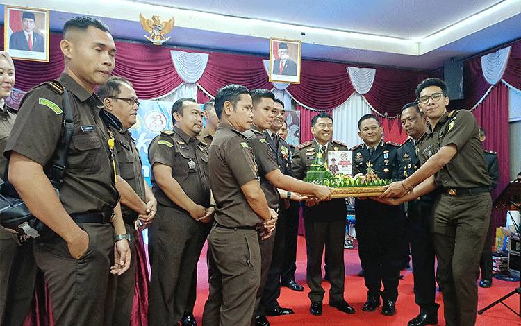 Kajari Beri Tumpeng ke Polres Barito Timur di Hari Bhayangkara