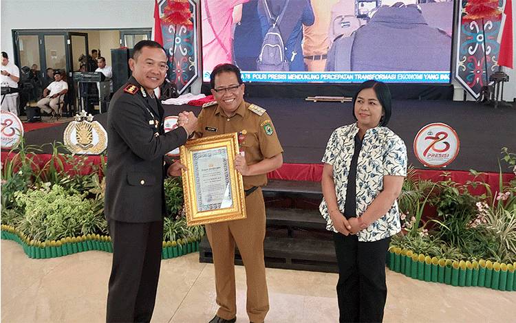 Pj Bupati Kapuas Terima Penghargaan dari Polres di Momen Hari Bhayangkara ke-78