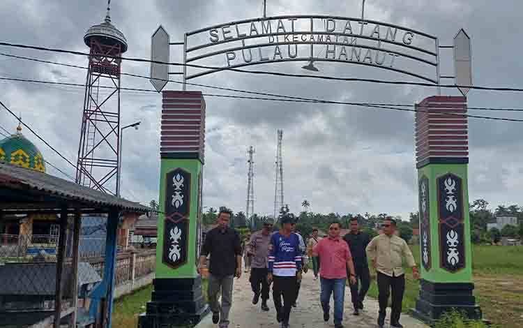 Bupati Kotim Perjuangkan Pembangunan Jalan Seranau-Pulau Hanaut