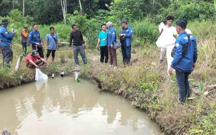Pembudidaya Desa Tumbang Laku Peroleh Bantuan Benih Ikan