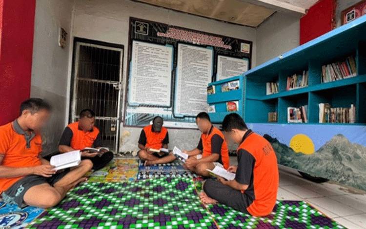 Tingkatkan Semangat Membaca, Gerobak Literasi Kembali Sapa Warga Binaan Rutan Kapuas