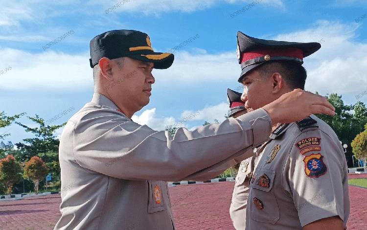 10 Personel Polres Gunung Mas Naik Pangkat