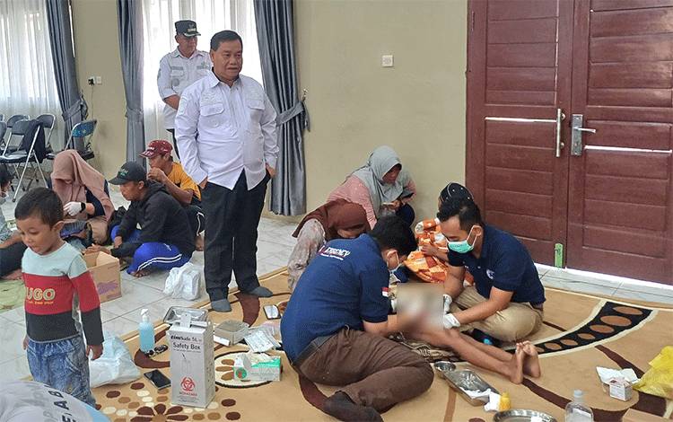 Peserta Sunat Massal Bersama Bupati Kotim di Telawang juga Dapat Beras dan Minyak Goreng