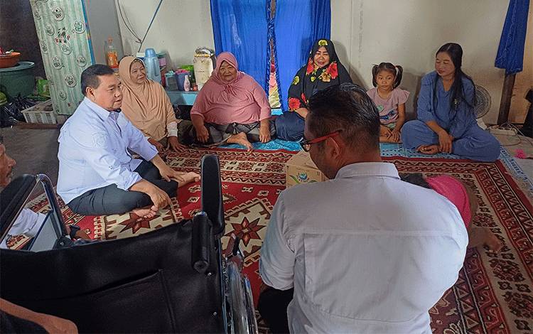 Bupati Kotim Terus Jalankan Bantuan Kursi Roda