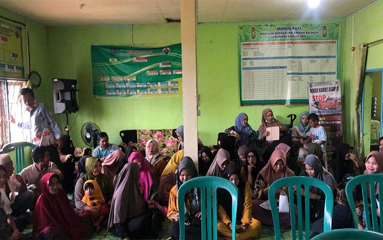 Warga Desa Budi Mufakat Antusias Ikuli Pelayanan Jemput Bola Aktivasi IKD Dukcapil Kapuas