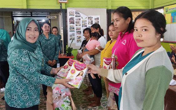 TP-PKK Barito Timur Beri Makanan Tambahan Balita di Desa Sumber Garunggung