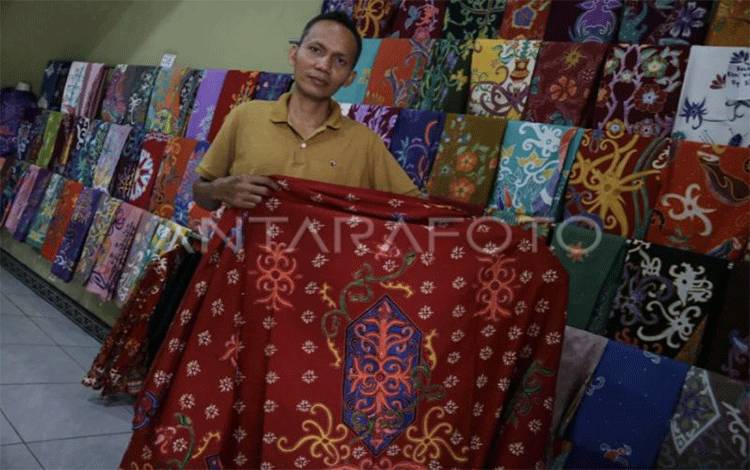 Disdagperin Tingkatkan Kemampuan IKM Desain Batik Kalteng