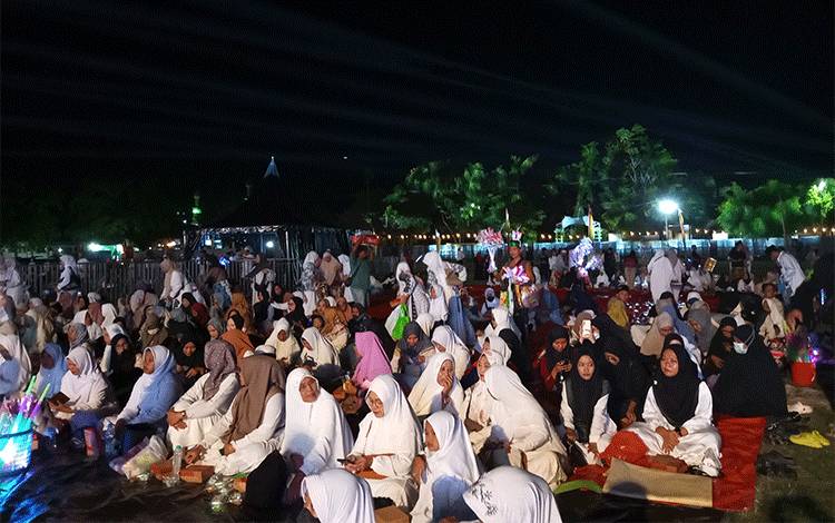 Warga Mulai Berdatangan ke Acara Kalteng Bersholawat di Stadion Sampuraga Lama Pangkalan Bun