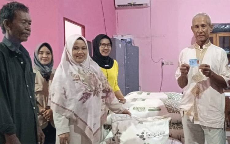 Dinas Perikanan Seruyan Serahkan Hibah Pupuk kepada Kelompok Pembudidaya Ikan