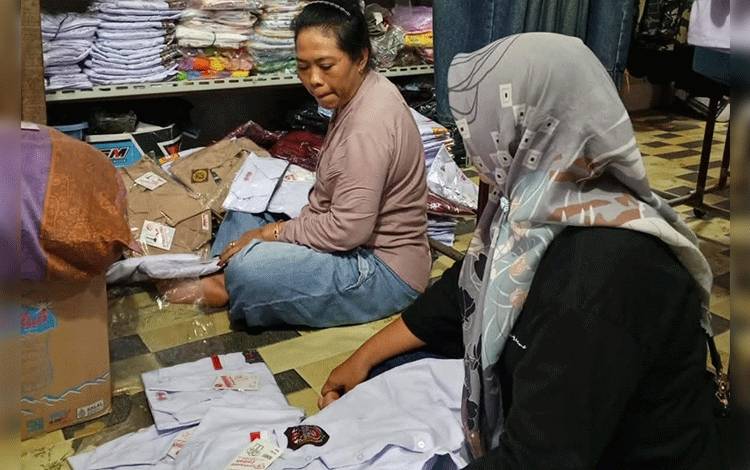 Toko Seragam Sekolah di Kuala Pembuang Diserbu Pembeli Jelang Tahun Ajaran Baru