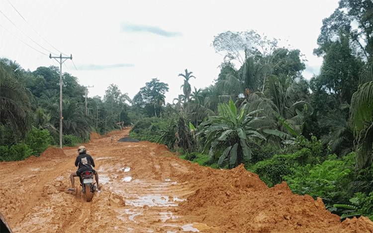 Selain Mengganggu Transportasi, Jalan Rusak di Katingan Hulu juga Merusak Lingkungan