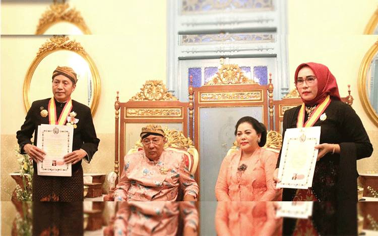Pj Bupati dan Pj Ketua PKK Barito Utara Terima Gelar Ningrat Keraton Surakarta
