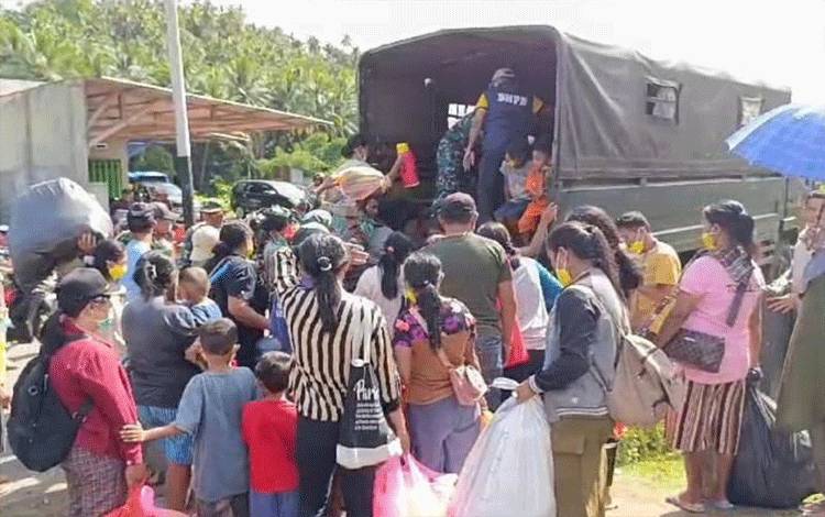 Pemerintah Distribusikan Bantuan Bagi Pengungsi Gunung Ibu