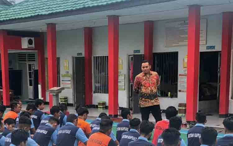 Kepala Rutan Kapuas Kembali Tekankan WBP Jaga Kebersihan Blok Hunian