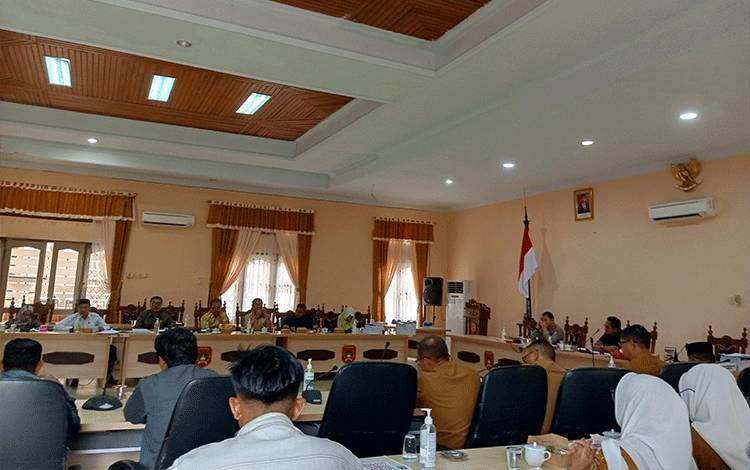 DPRD Kobar Bersama Asosiasi Pedagang Pangkalan Bun Gelar RDP Bahas Kenaikan Tarif Retribusi Pasar