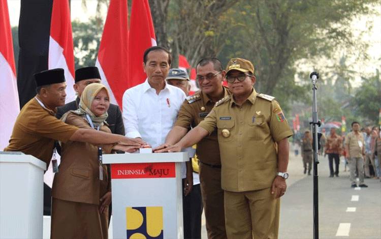 Presiden Jokowi Resmikan 16 Ruas Jalan Daerah di Lampung