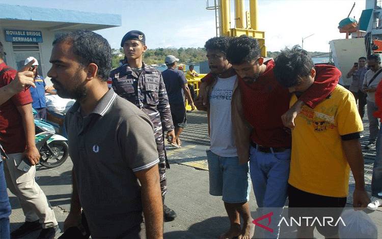 Puluhan WNA Asal Bangladesh dan Myanmar Dipindahkan ke Kupang