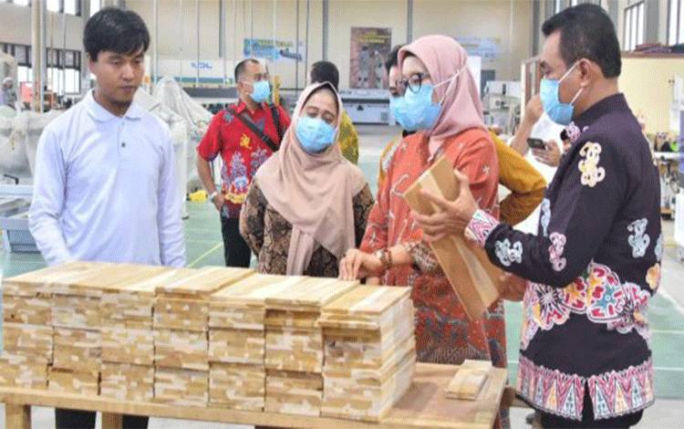 Pemko Palangka Raya Tingkatkan Kualitas SDM Pengolahan Industri Kayu
