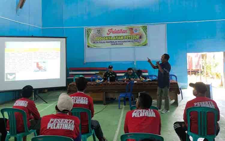 Pemdes Pulau Mambulau Gelar Pelatihan Budi Daya Ayam Petelor