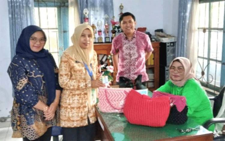 Disperindagkop Kobar Jemput Bola Pelayanan Desain Kemasan UMKM