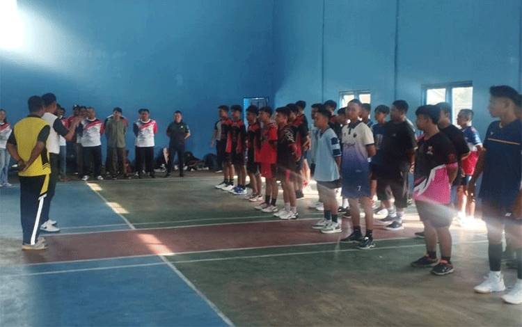 Kasatresnarkoba dan Kapolsek Sabangau Gelar Turnamen Badminton di Kalampangan