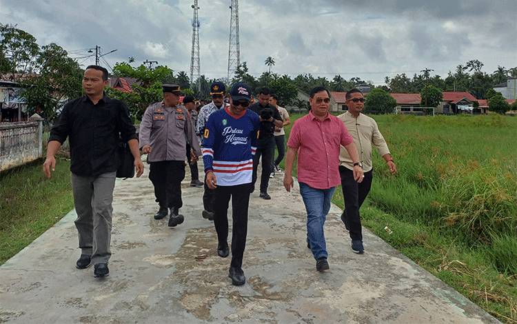 Bupati Kotim Bahas Pembangunan Jalan Pulau Hanaut-Katingan dengan Jokowi