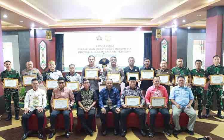Kapolres Barito Timur Terima Penghargaan Peduli Pers dari PWI