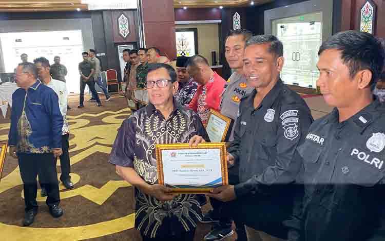 Kapolres Kobar Terima Penghargaan dari PWI Pusat