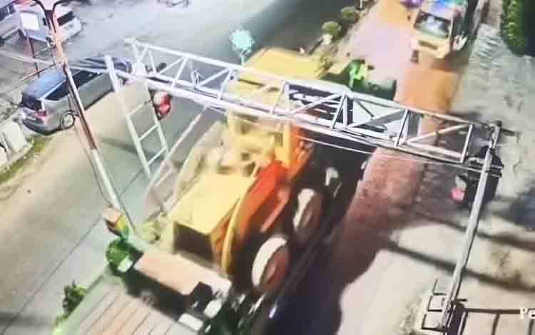 Lampu Merah Rusak Dihantam Truk Pengangkut Alat Berat di Kotim, Kerugian Ditaksir Rp350 Juta