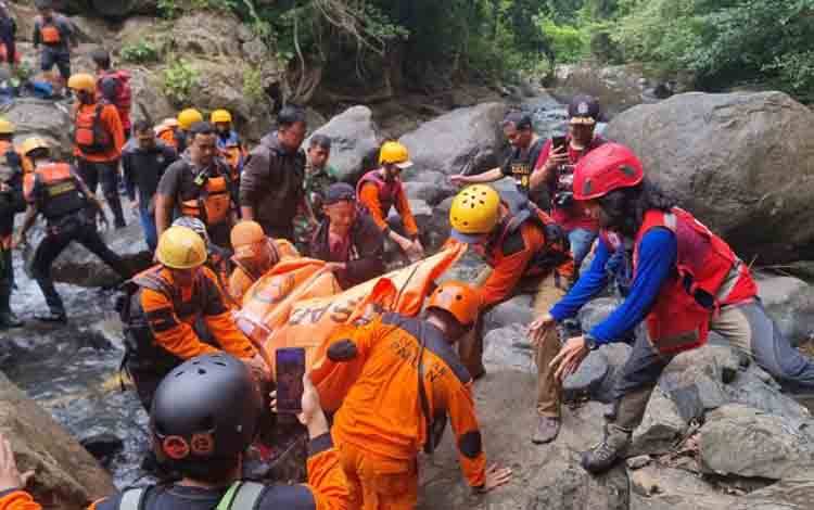 Tim SAR Temukan Korban Tenggelam di Air Terjun Maros