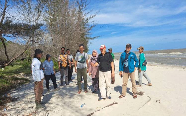 Kalteng Tanam Vegetasi Pantai untuk Mitigasi dan Cegah Abrasi