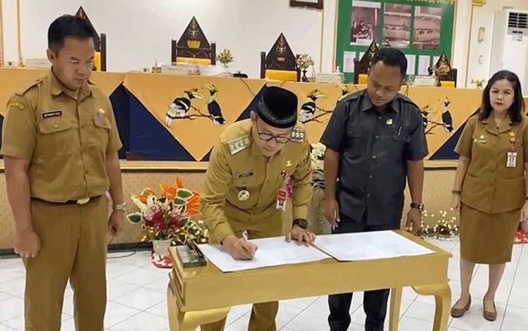 Ketua DPRD dan Pj Bupati Bartim Teken Persetujuan Bersama Pertanggungjawaban APBD 2023